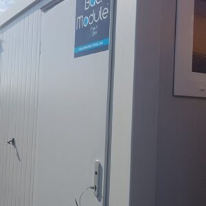 MÓDULO DE BAÑO 20′ Sanitario (4 WC-1 WC PMR-2 URINARIO-3 LAVABOS)