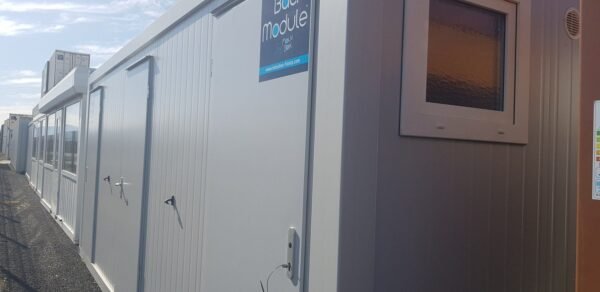MÓDULO DE BAÑO 20′ Sanitario (4 WC-1 WC PMR-2 URINARIO-3 LAVABOS)