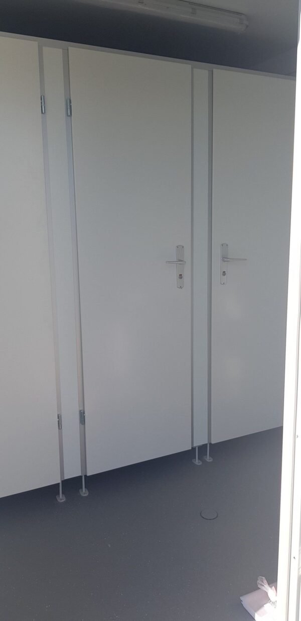 MÓDULO DE BAÑO 20′ Sanitario (4 WC-1 WC PMR-2 URINARIO-3 LAVABOS) – Image 6